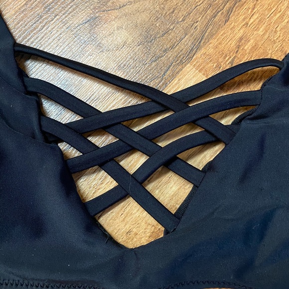 Bikini Too - Picture 3 of 3